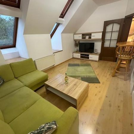 Lovely Old Town Apartment Bratislava Luaran gambar