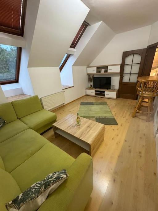 Lovely Old Town Apartment Bratislava Luaran gambar